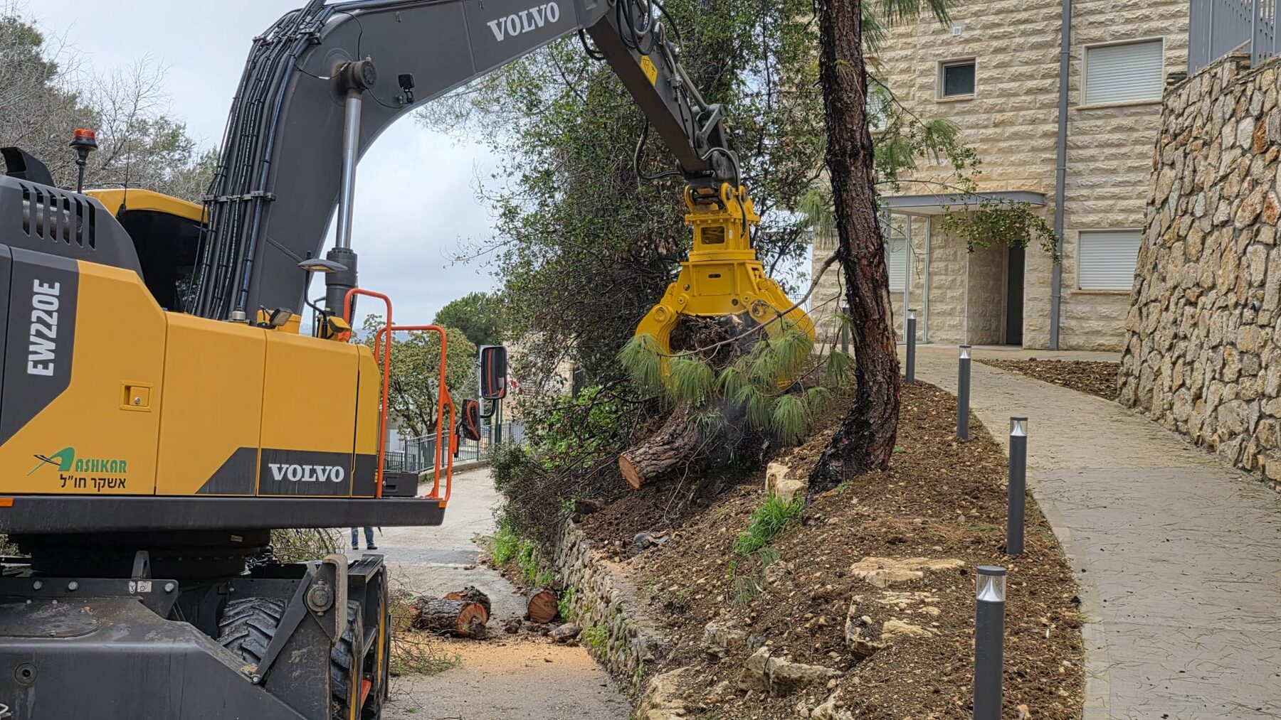 Volvo EW220E wheeled excavator with Ashkar livery